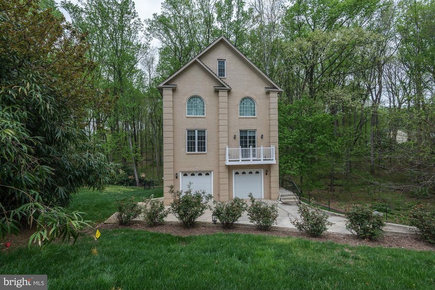 Custom built SFH sited on 1/2 acre lot in Colesville Manor w/ 4,100+SF across 5 grand lvls. Sun-filled interior feat woodside views; eat-in gourmet kit w/ premium SS appliances, granite counters & brkfst nook; 2 FRs w/ 2 FPs;  hwd flrs; royal MBR w/ sep shower, soak-in Jacuzzi; office space; lower lvl w/ expansive screened-in rear porch; patio & 2-car grg & more!