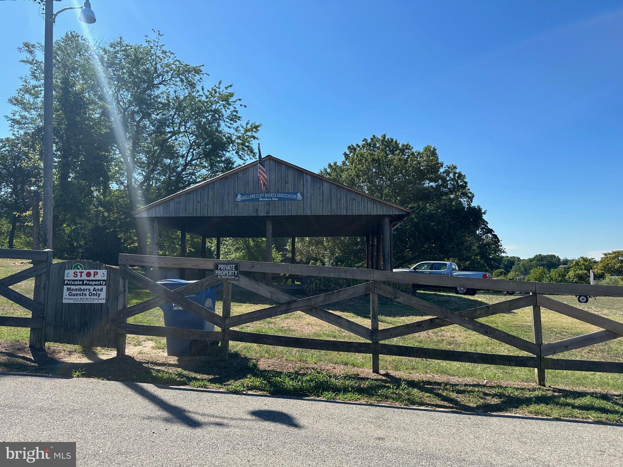 HOLLAND CLIFF SHORES - Residential