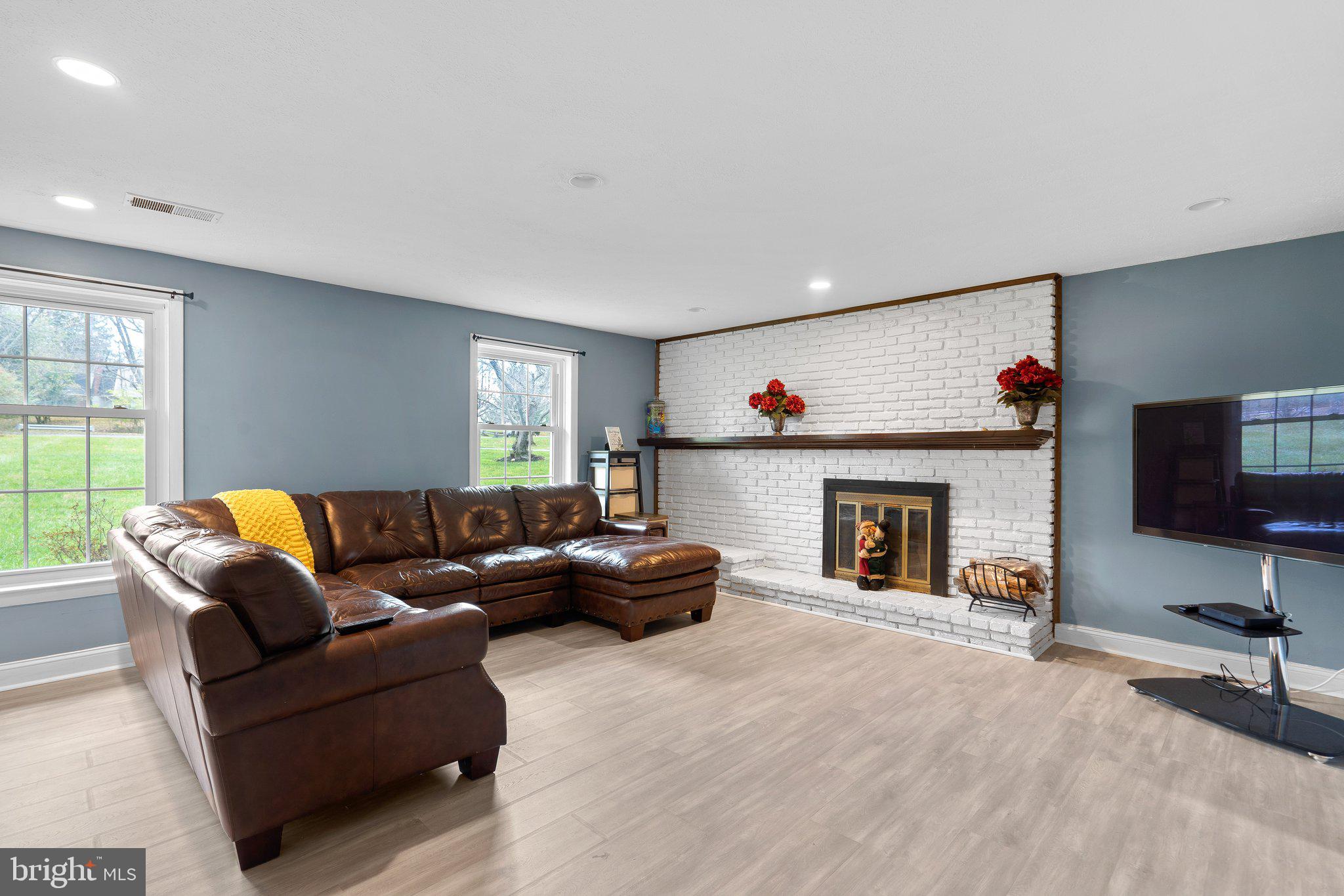 WILLIAMSBURG VILLAGE - Residential