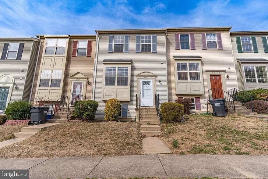 This light and bright townhouse is in a great location and features updates throughout! All 3 bedrooms have their own attached bath. Kitchen includes granite counter tops, ceramic tile flooring and stainless steel appliances. Kitchen has eat-in table space and a sliding glass door out to the deck. Upper level has two primary bedrooms with their own attached full bathrooms. The finished lower level features a spacious rec room, and a third bedroom with attached bathroom! Backyard backs to trees for privacy. Home is walking distance to Rippon Middle School and minutes to Route 1 and I-95 for easy commuting! Less than two miles from Stone Bridge Town Center and Wegmans and less than one mile to the Neabsco Boardwalk!

Two assigned parking spaces. Visitor parking is available in marked visitor spots. Overnight parking on Delaware Street.