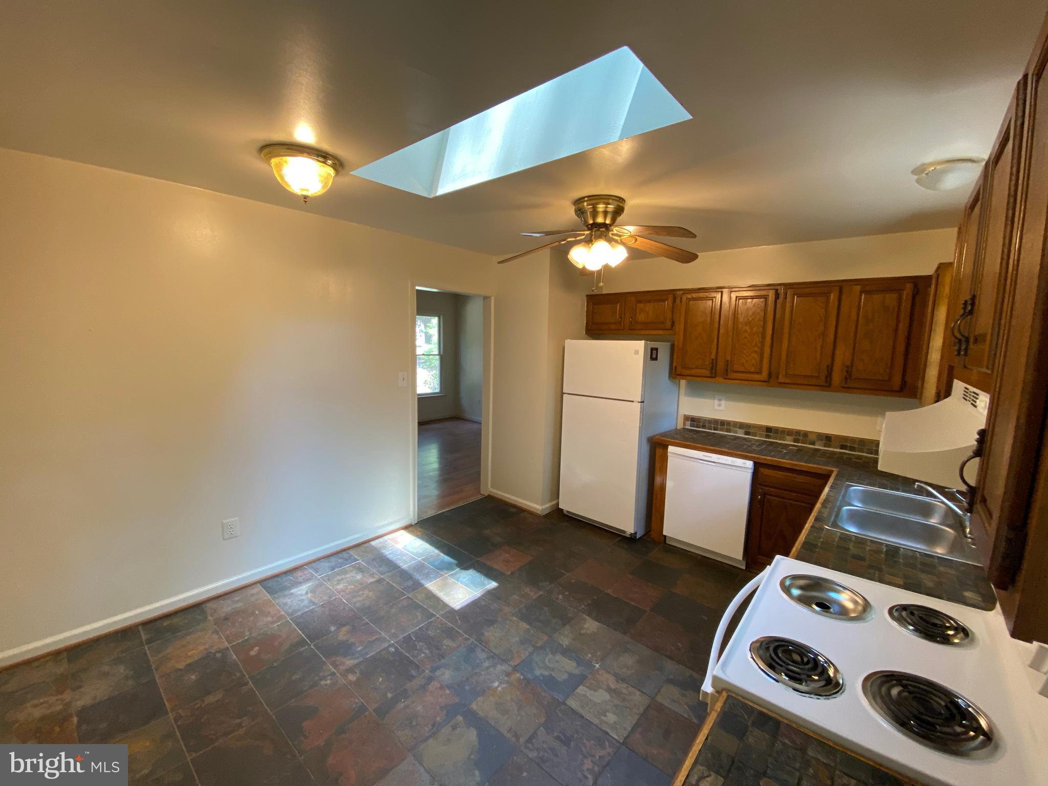 LAKE LAND OR - Residential Lease