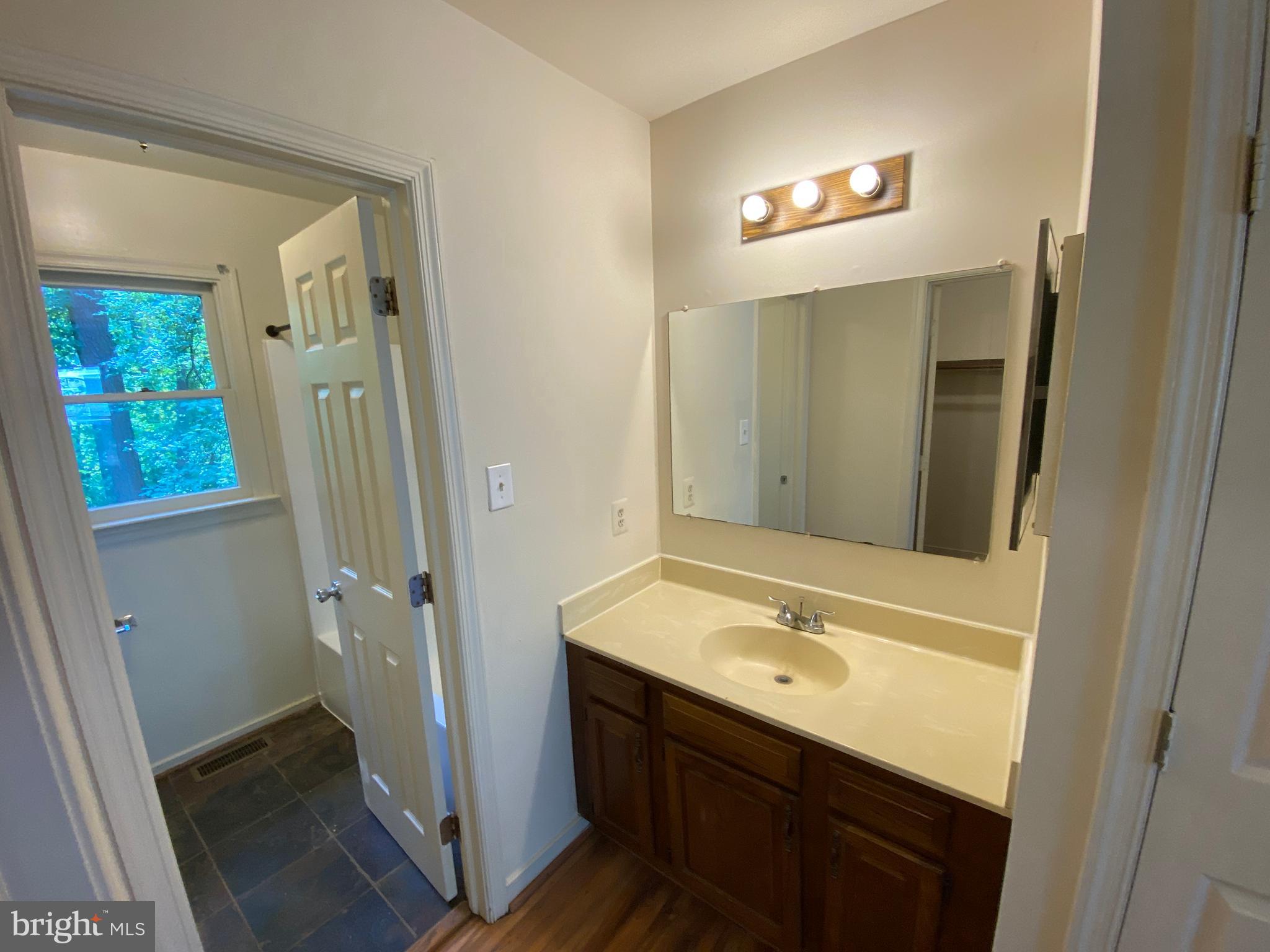 LAKE LAND OR - Residential Lease