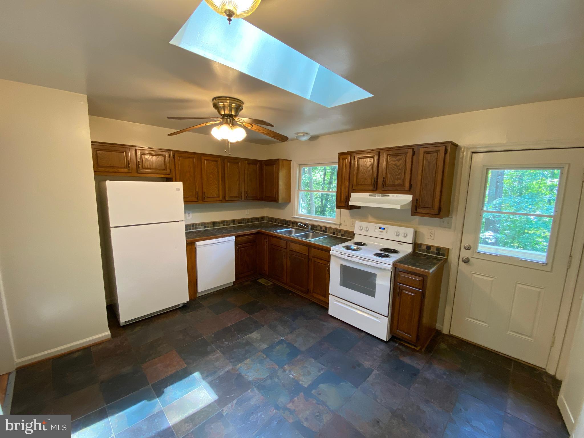 LAKE LAND OR - Residential Lease