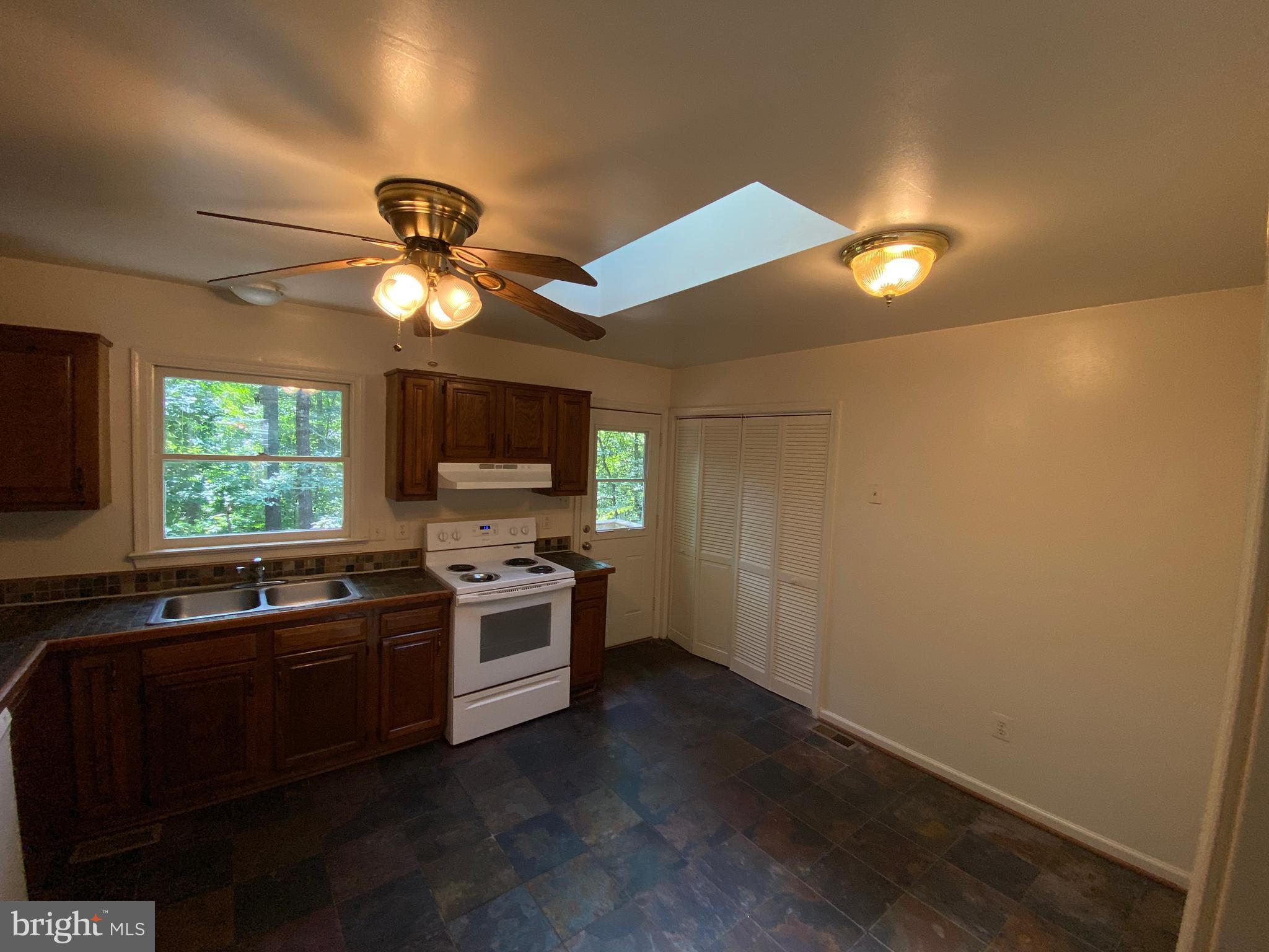 LAKE LAND OR - Residential Lease