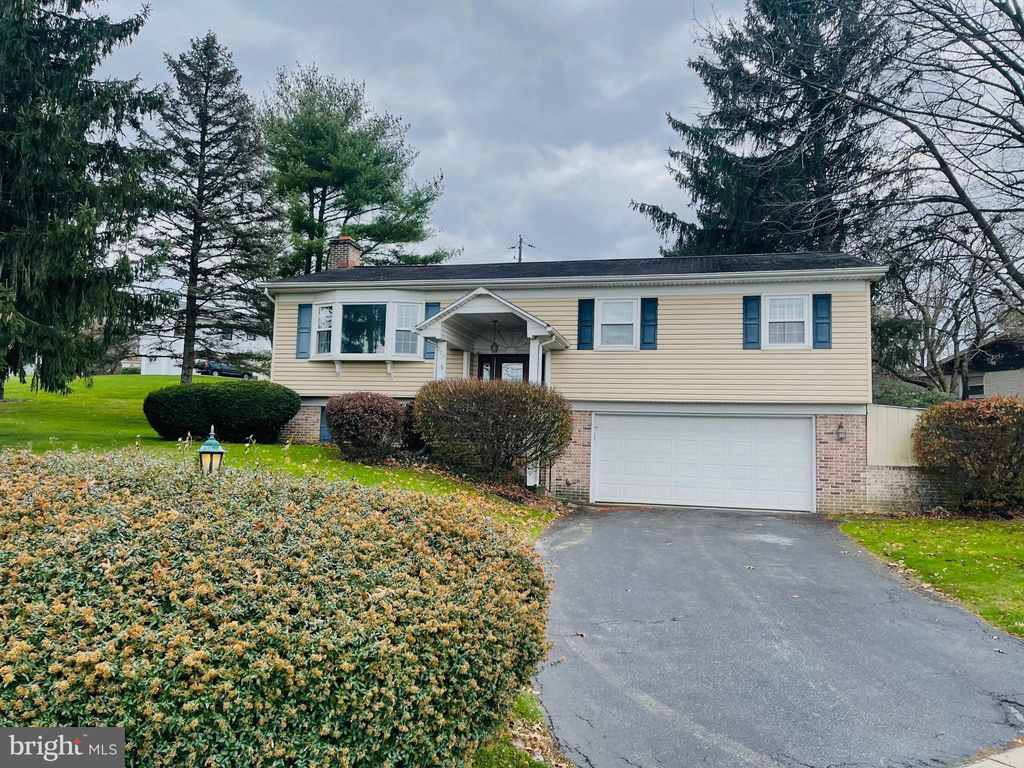 Photo of 222 OXFORD DR, LITITZ, PA 17543 (MLS # PALA2028454)