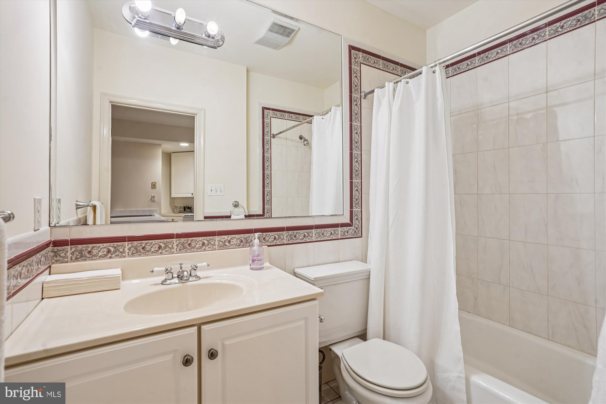 ENGLISH VILLAGE - Residential