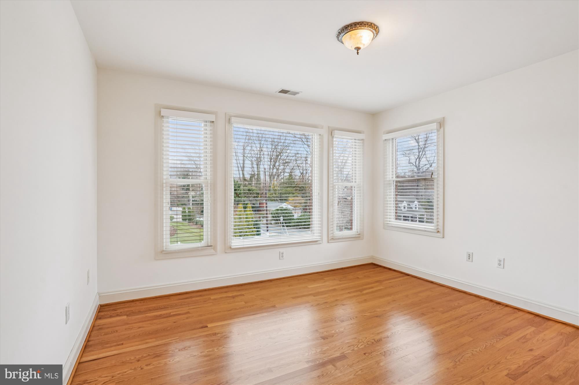 ENGLISH VILLAGE - Residential