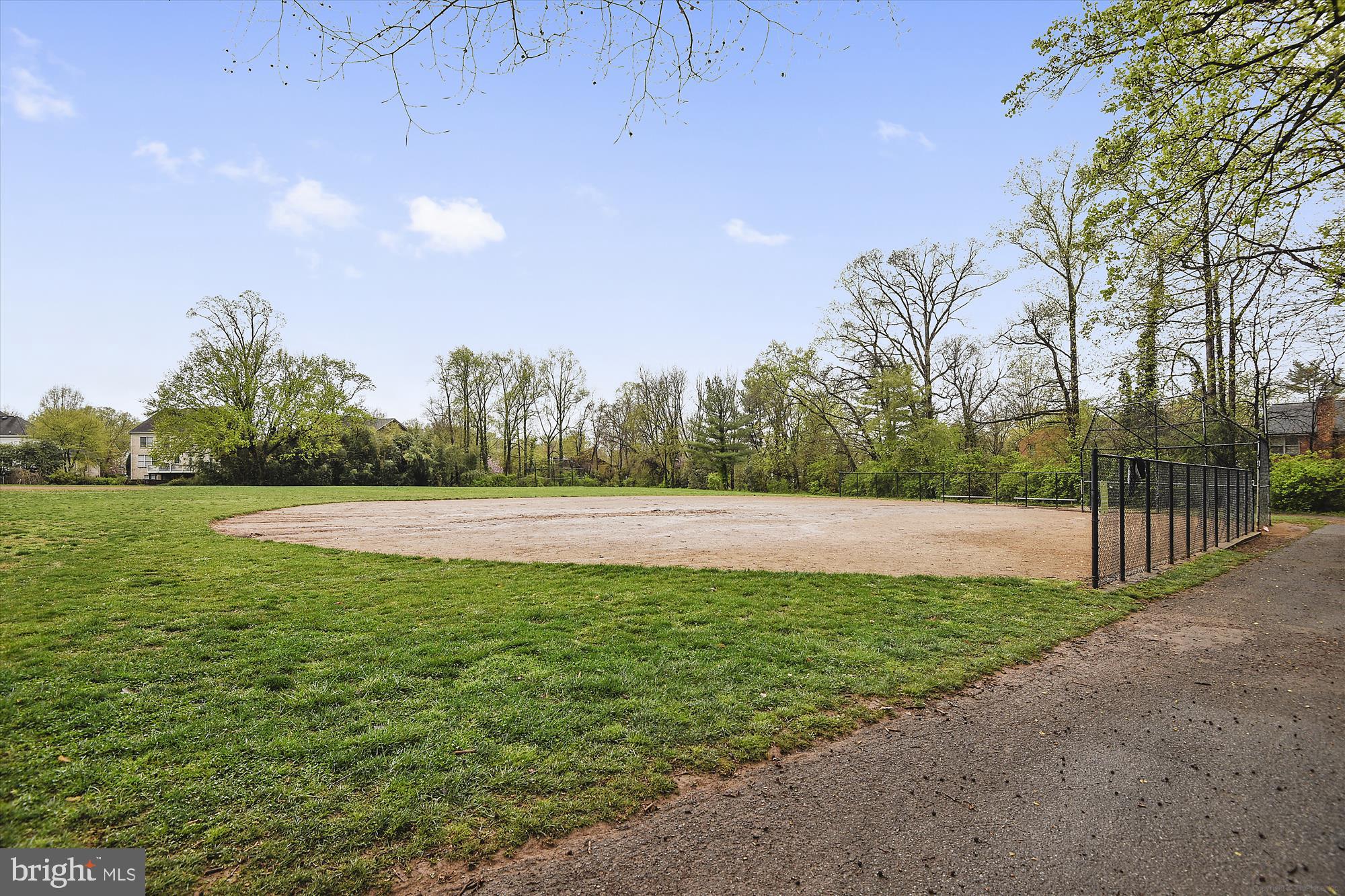 ENGLISH VILLAGE - Residential