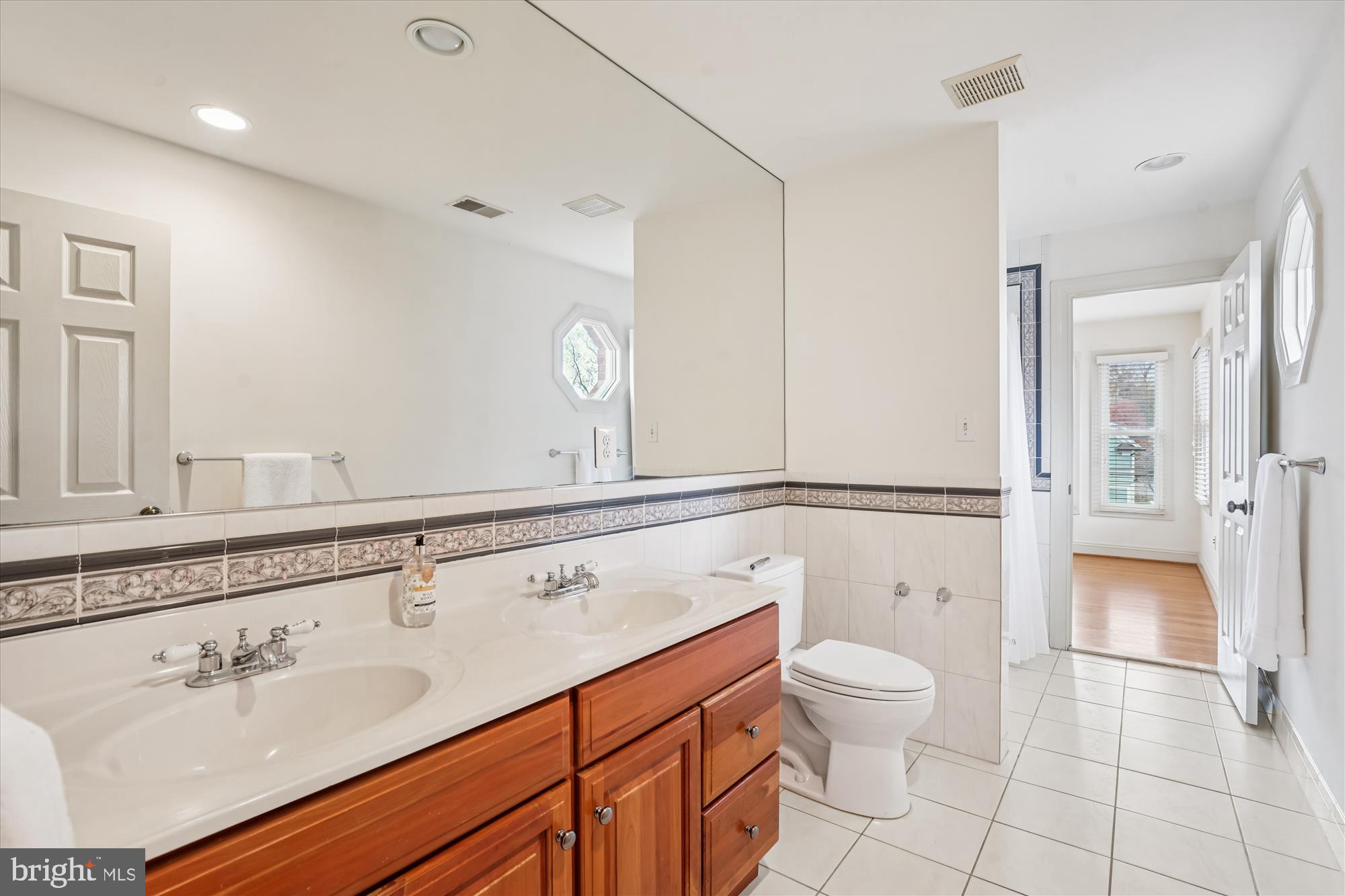 ENGLISH VILLAGE - Residential