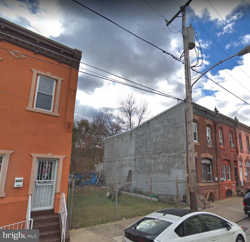 14.7x70 (1,027 sq ft), RM1 (multi-family) zoned lot located in the quickly developing West Kensington section of Philadelphia. Located in close proximity to Temple University, Broad St, Public Transportation and new construction developments.