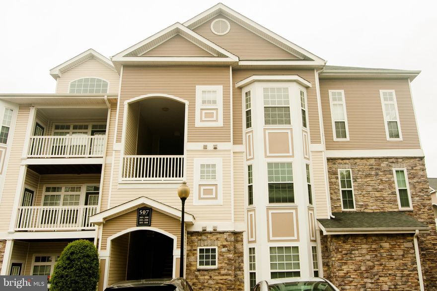 Great space, great location, full amenity building. Just finished updating. This condo has two spacious bedrooms with 2 Master Suites with walk in closets and full baths attached, an open floor plan for connecting with friends and family, a generously sized and appointed kitchen, full sized washer and dryer, and walk-in closets. Pool & Exercise room. Come see this beauty before it is GONE!