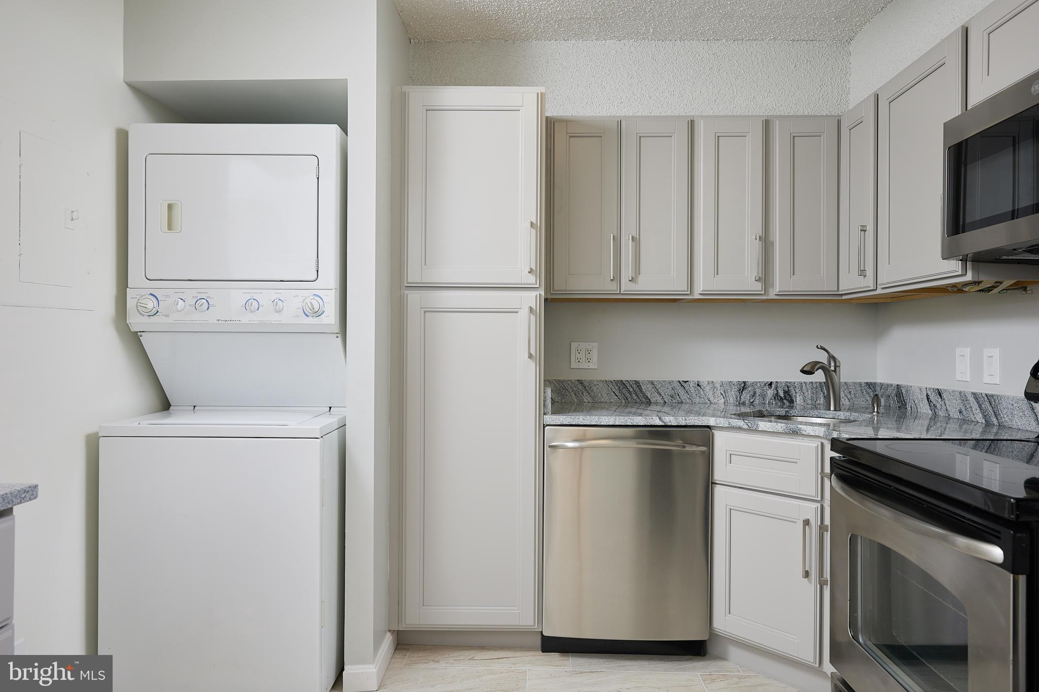 LAKESIDE PLAZA - Residential Lease