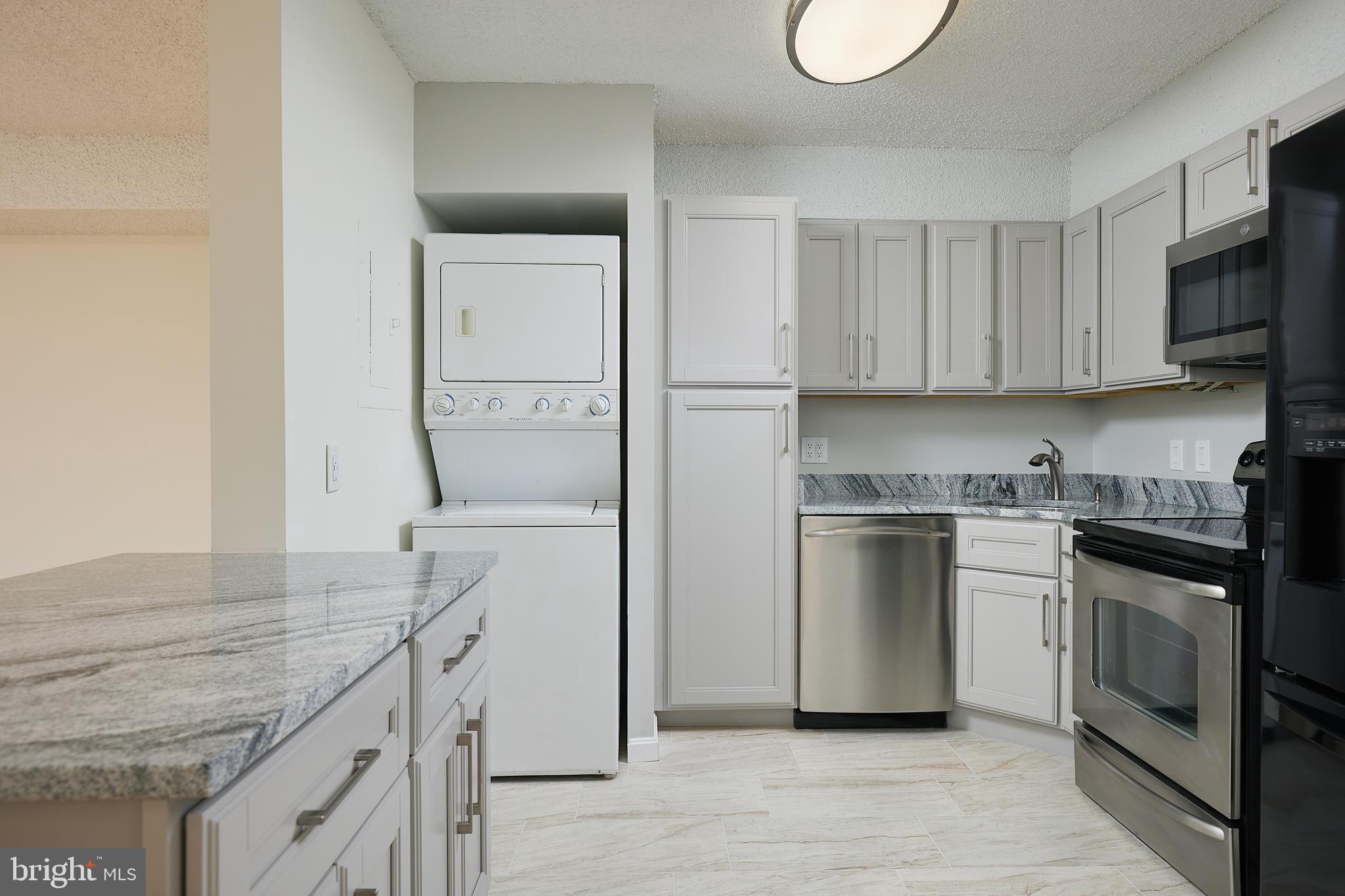 LAKESIDE PLAZA - Residential Lease