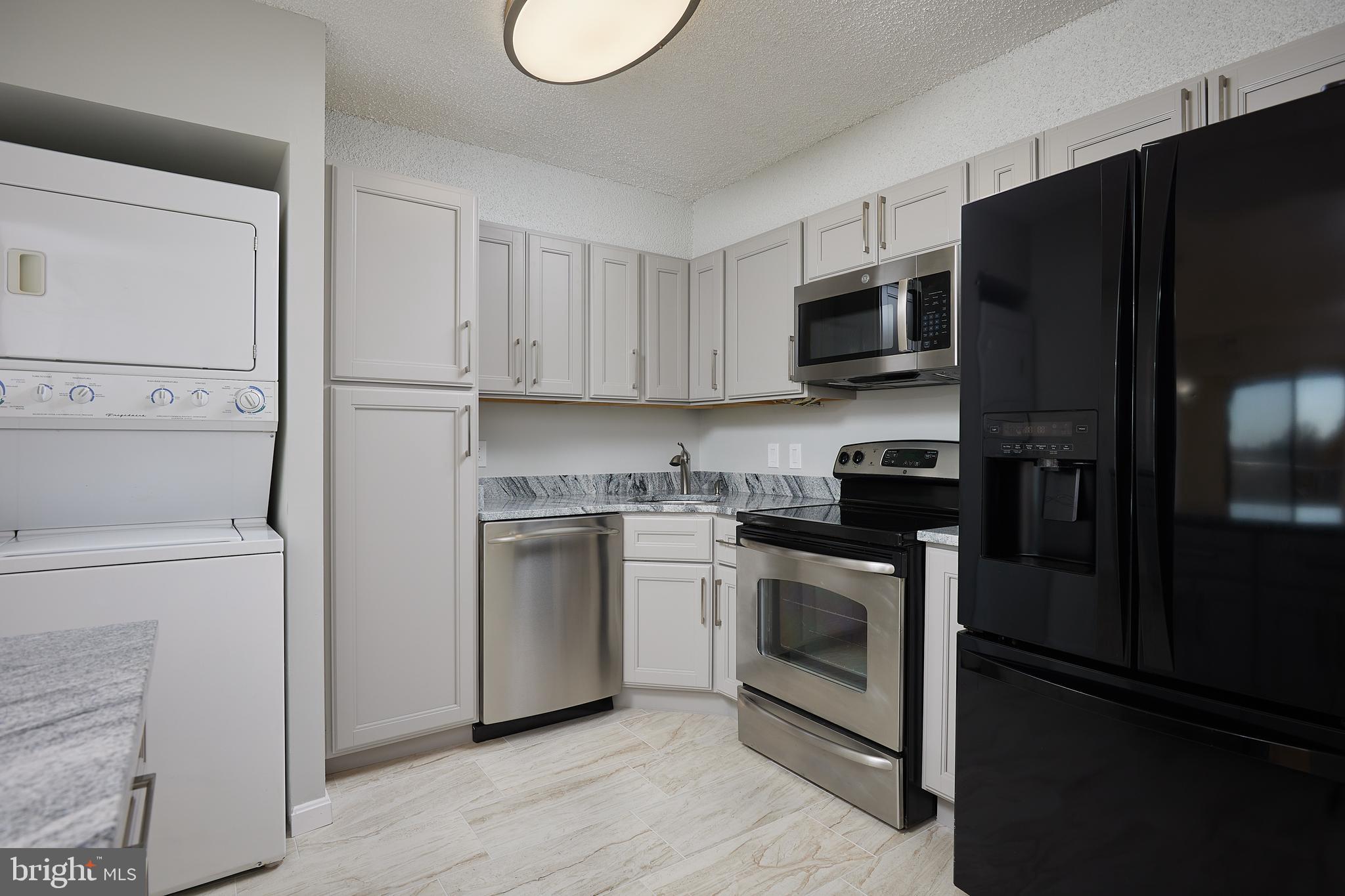 LAKESIDE PLAZA - Residential Lease