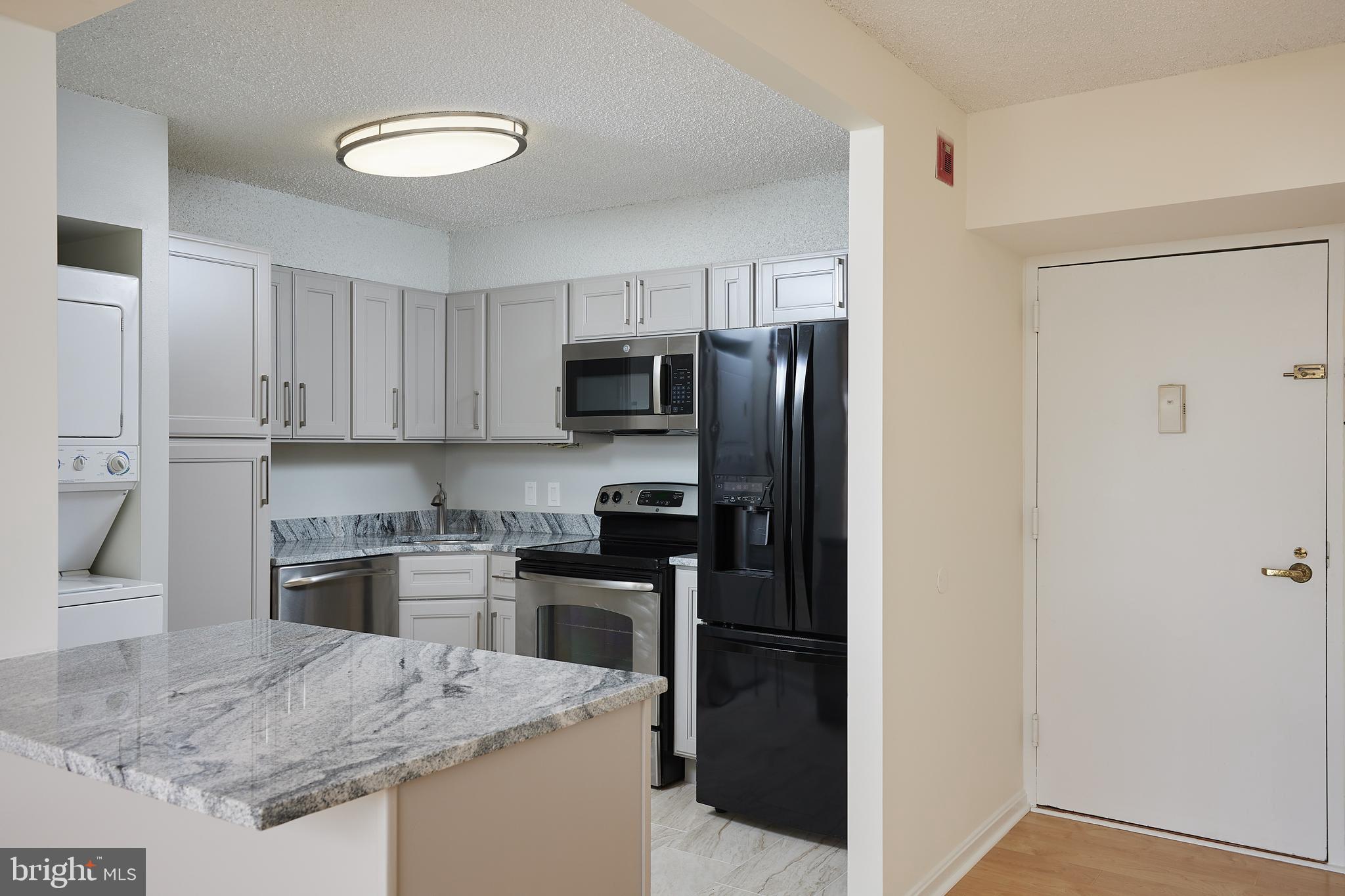 LAKESIDE PLAZA - Residential Lease