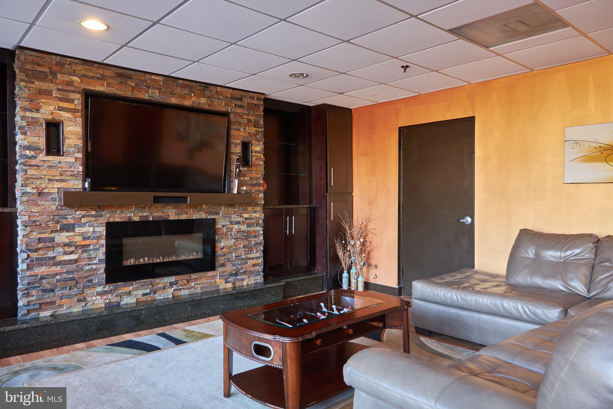 LAKESIDE PLAZA - Residential Lease