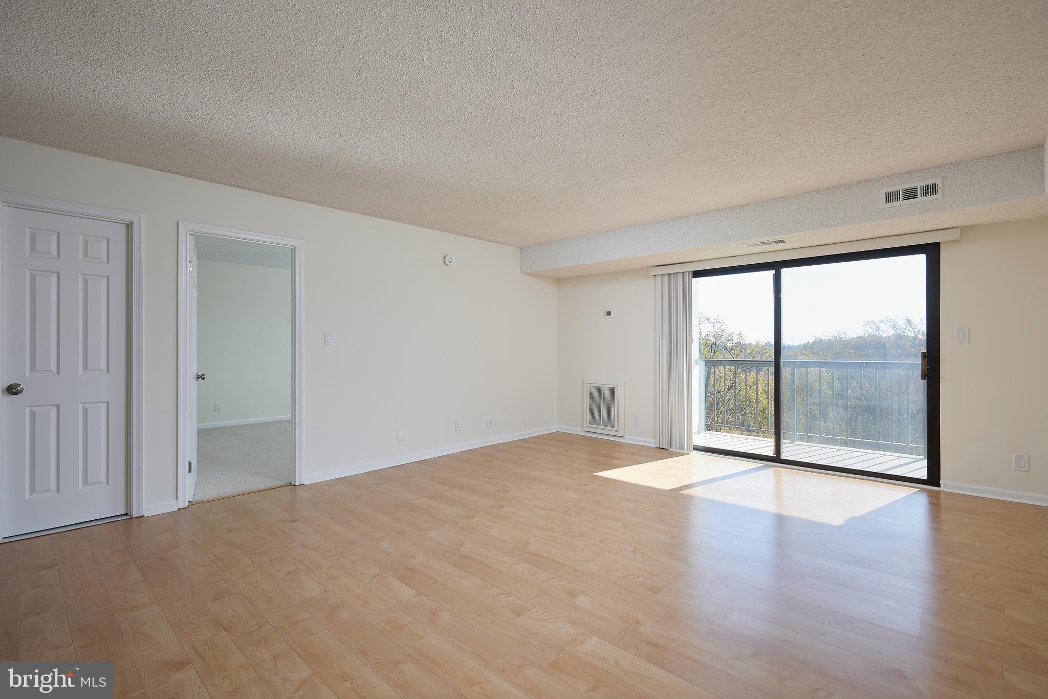 LAKESIDE PLAZA - Residential Lease