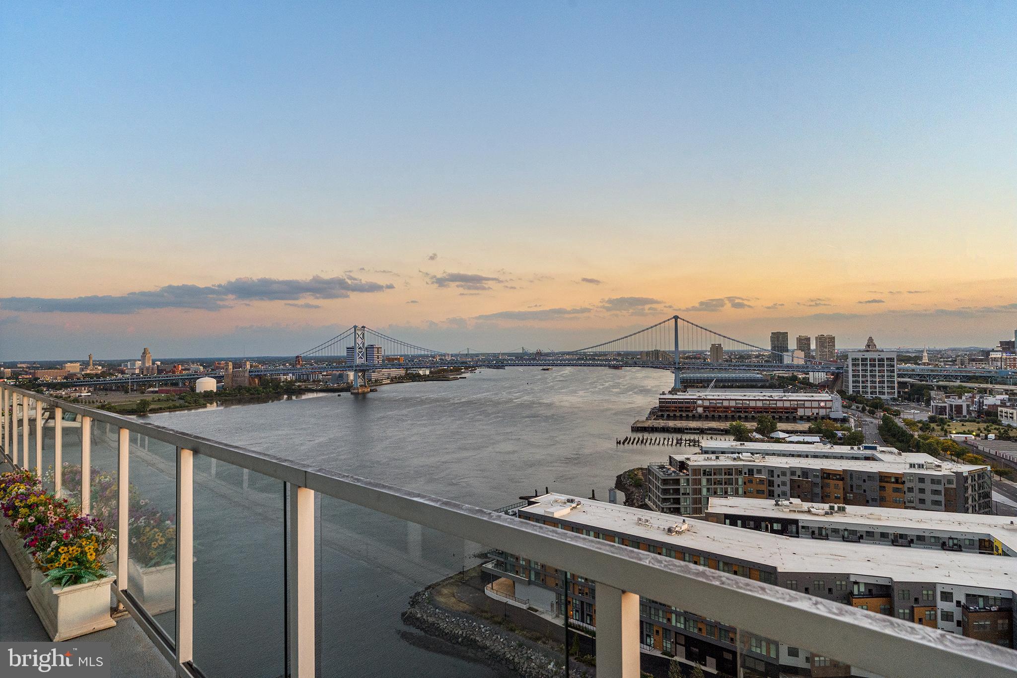 WATERFRONT SQUARE - Residential