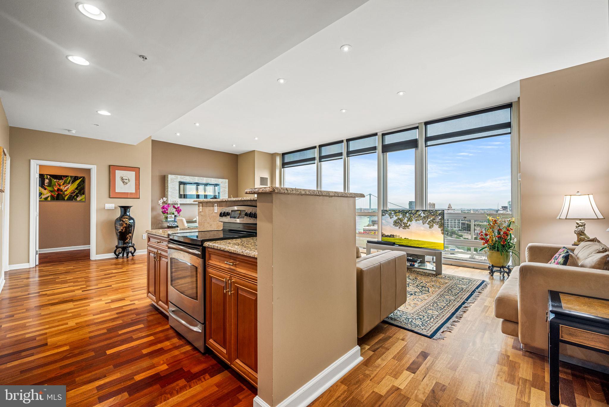 WATERFRONT SQUARE - Residential