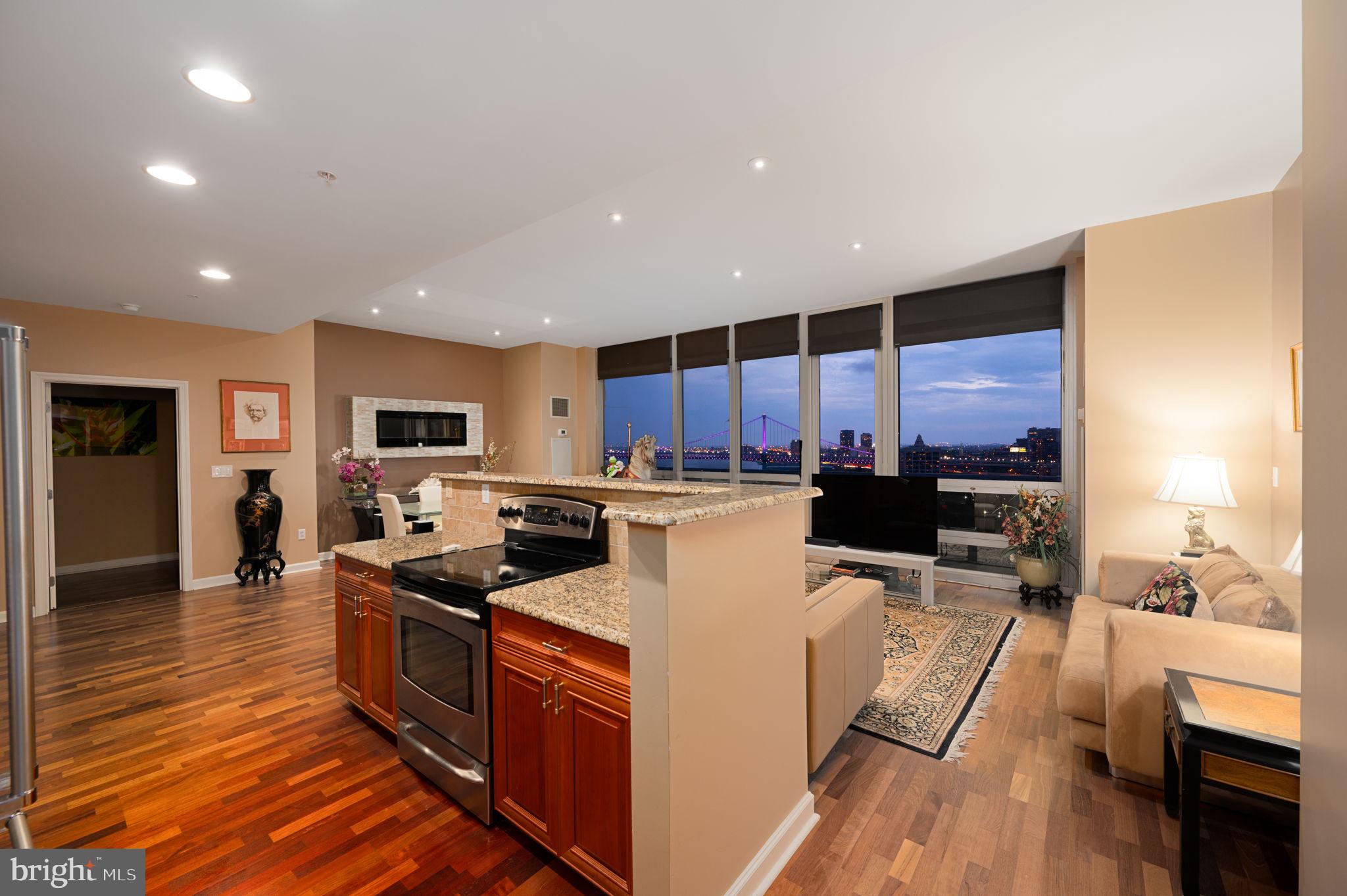 WATERFRONT SQUARE - Residential