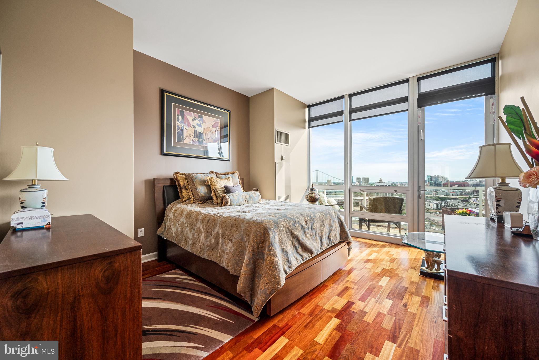 WATERFRONT SQUARE - Residential