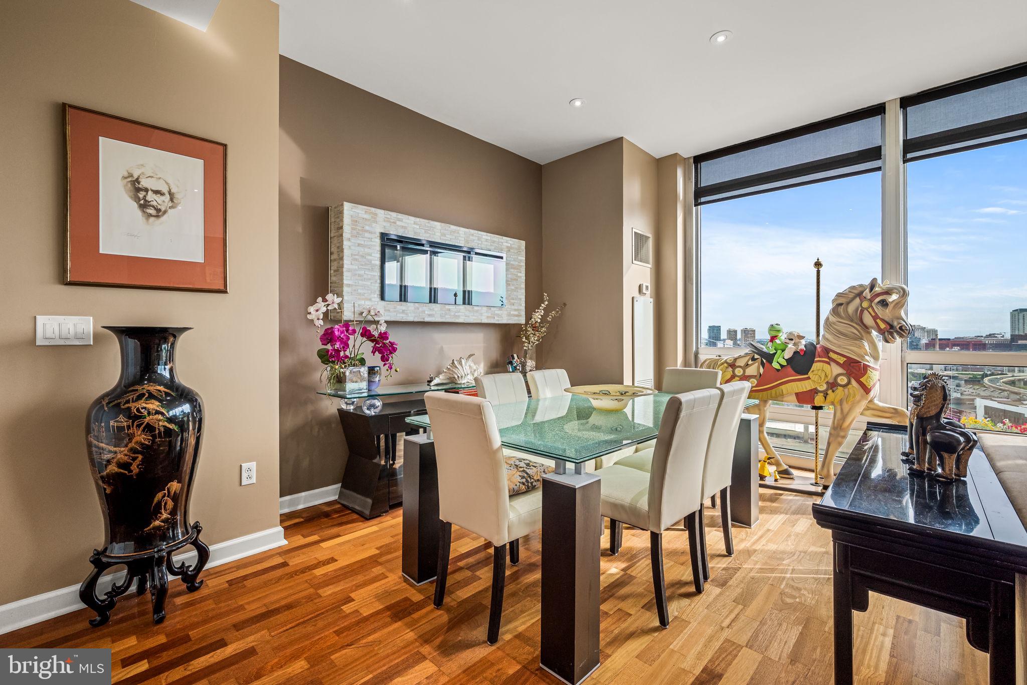 WATERFRONT SQUARE - Residential