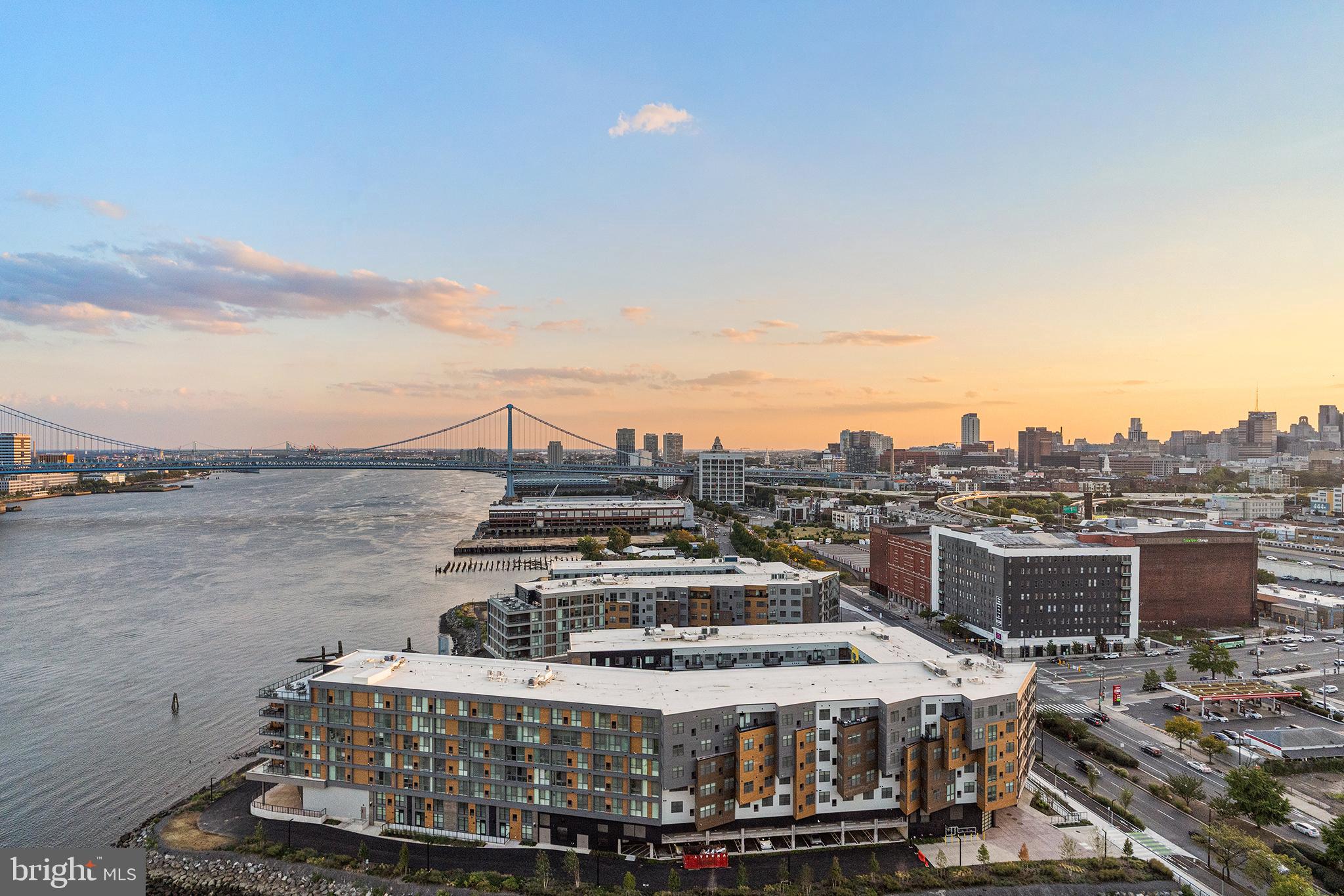 WATERFRONT SQUARE - Residential