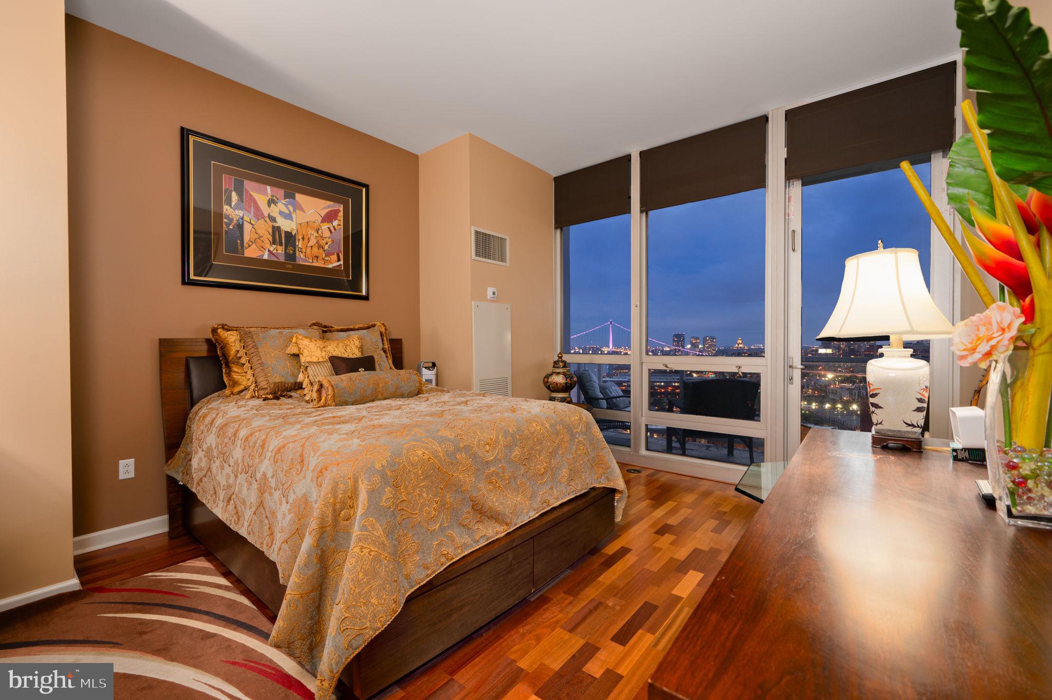 WATERFRONT SQUARE - Residential