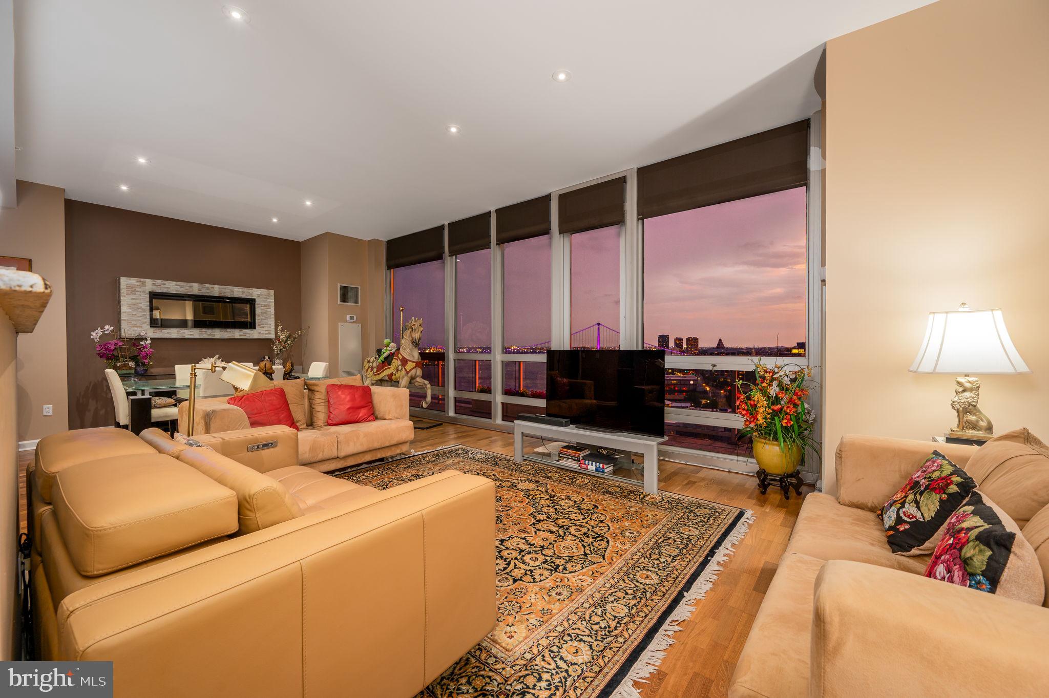 WATERFRONT SQUARE - Residential