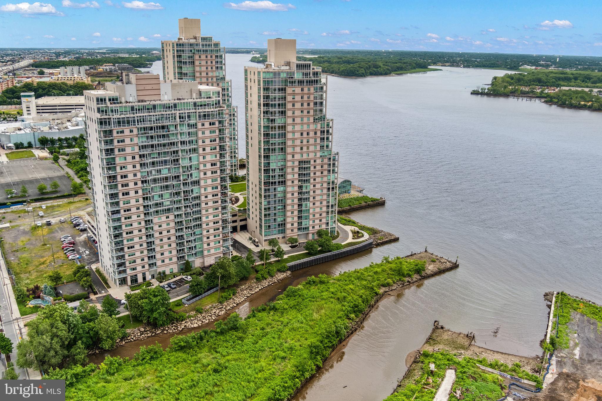 WATERFRONT SQUARE - Residential