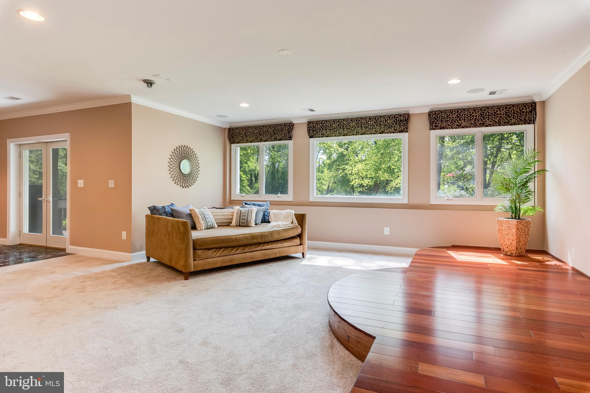 WHITEHALL MANOR - Residential