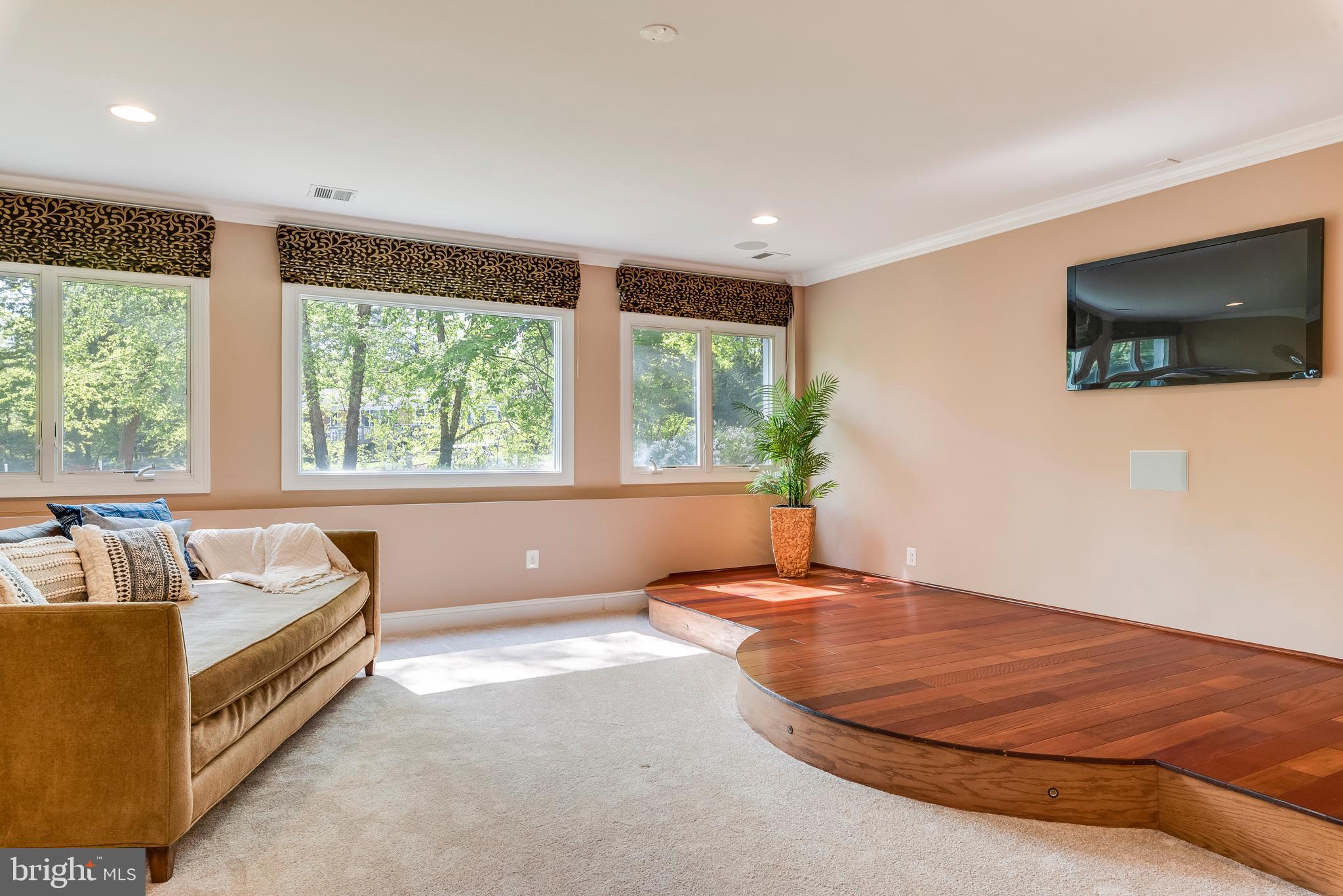 WHITEHALL MANOR - Residential