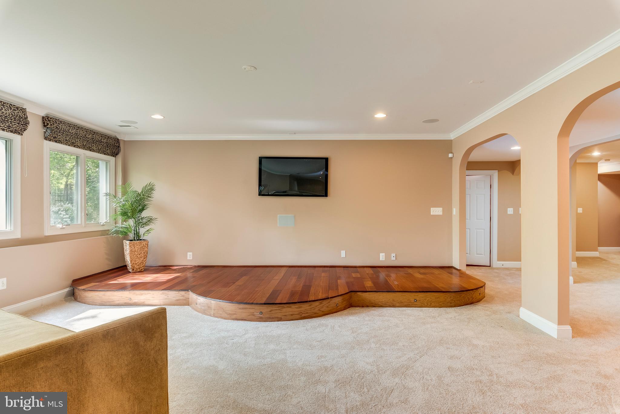 WHITEHALL MANOR - Residential