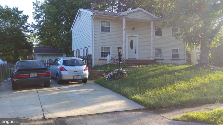 New listing in Dale City.Great starter home on quiet cul-de-sac street. Lower level walks out to large and level back yard. Home is in good shape, but needs cosmetics works. Home sold as-is condition, if Home insp. for information purposes only. Home warranty provided by seller.