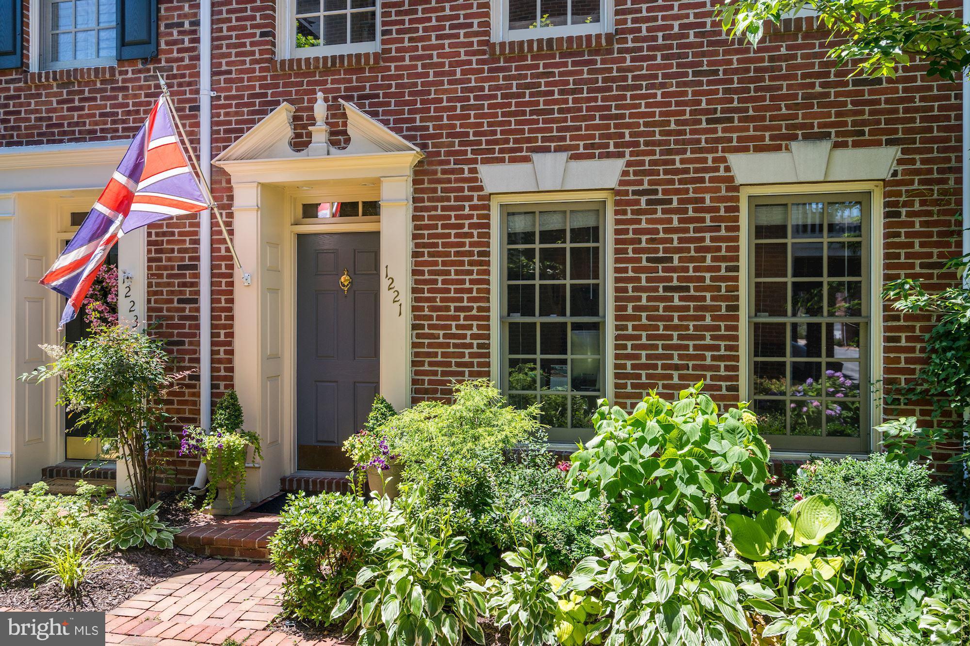 1221 ROUNDHOUSE LANE