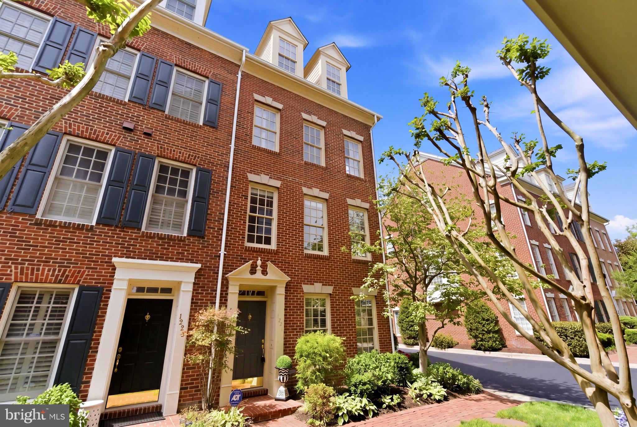 1221 ROUNDHOUSE LANE