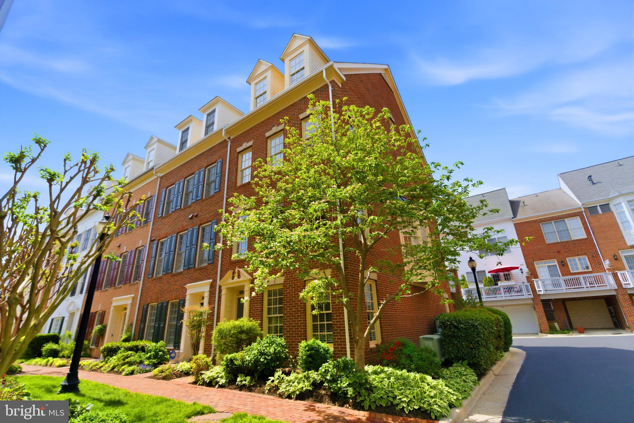 1221 ROUNDHOUSE LANE