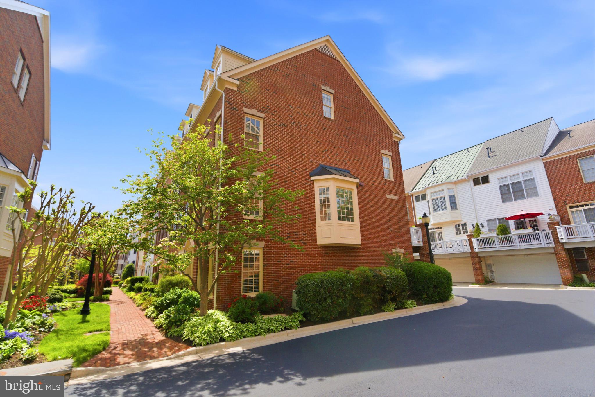 1221 ROUNDHOUSE LANE