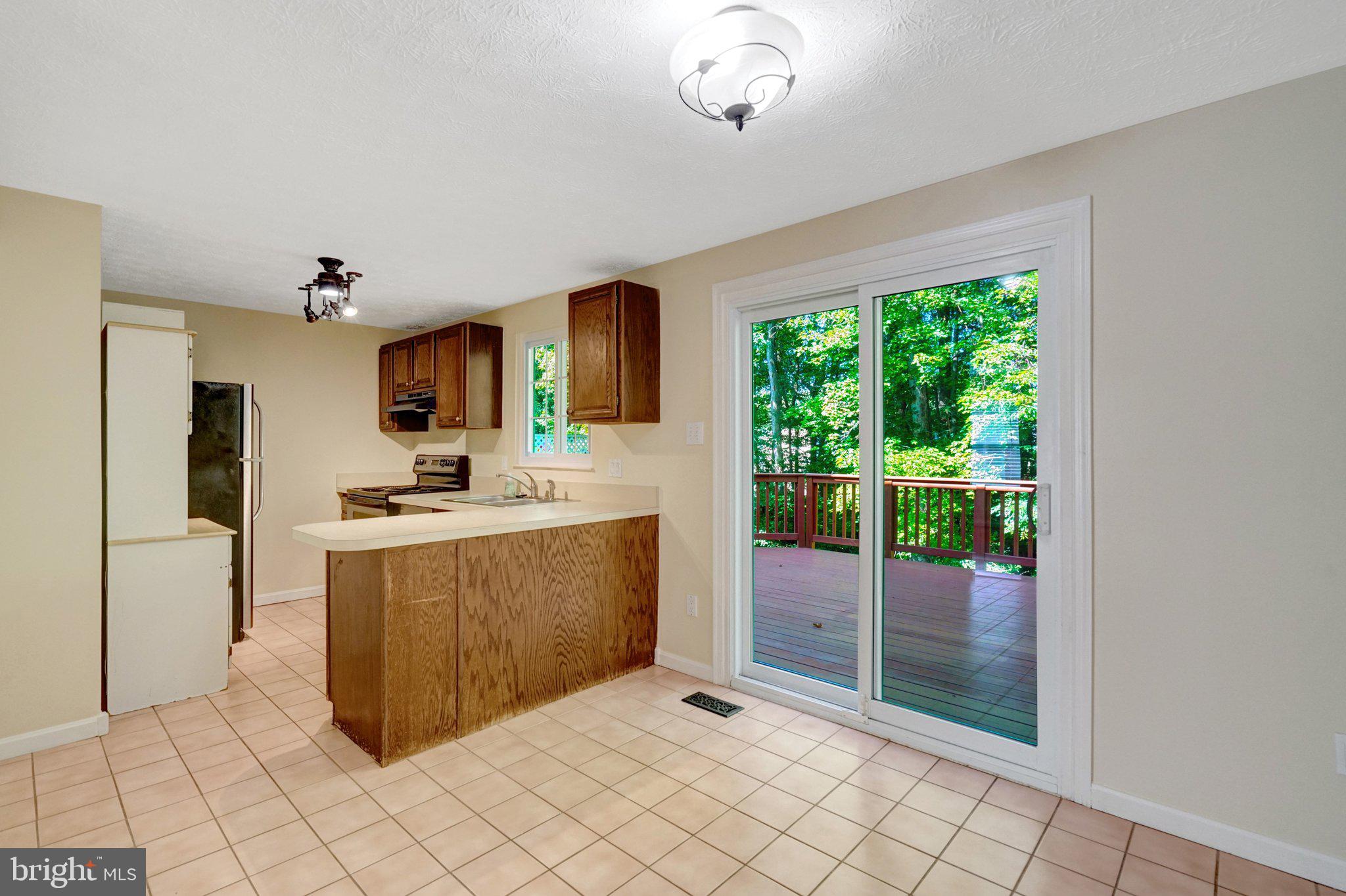 8106 PARKDALE COURT