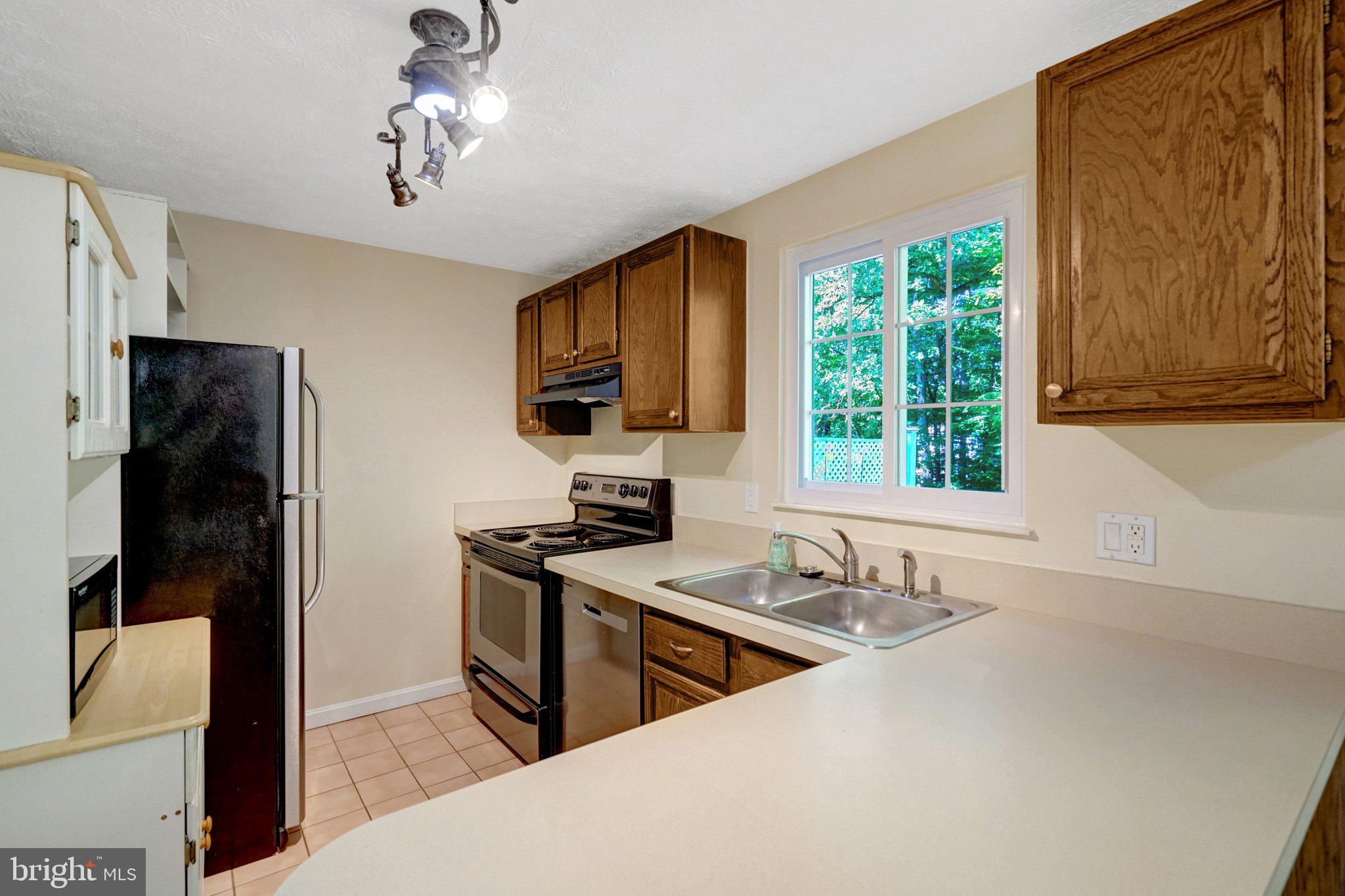 8106 PARKDALE COURT
