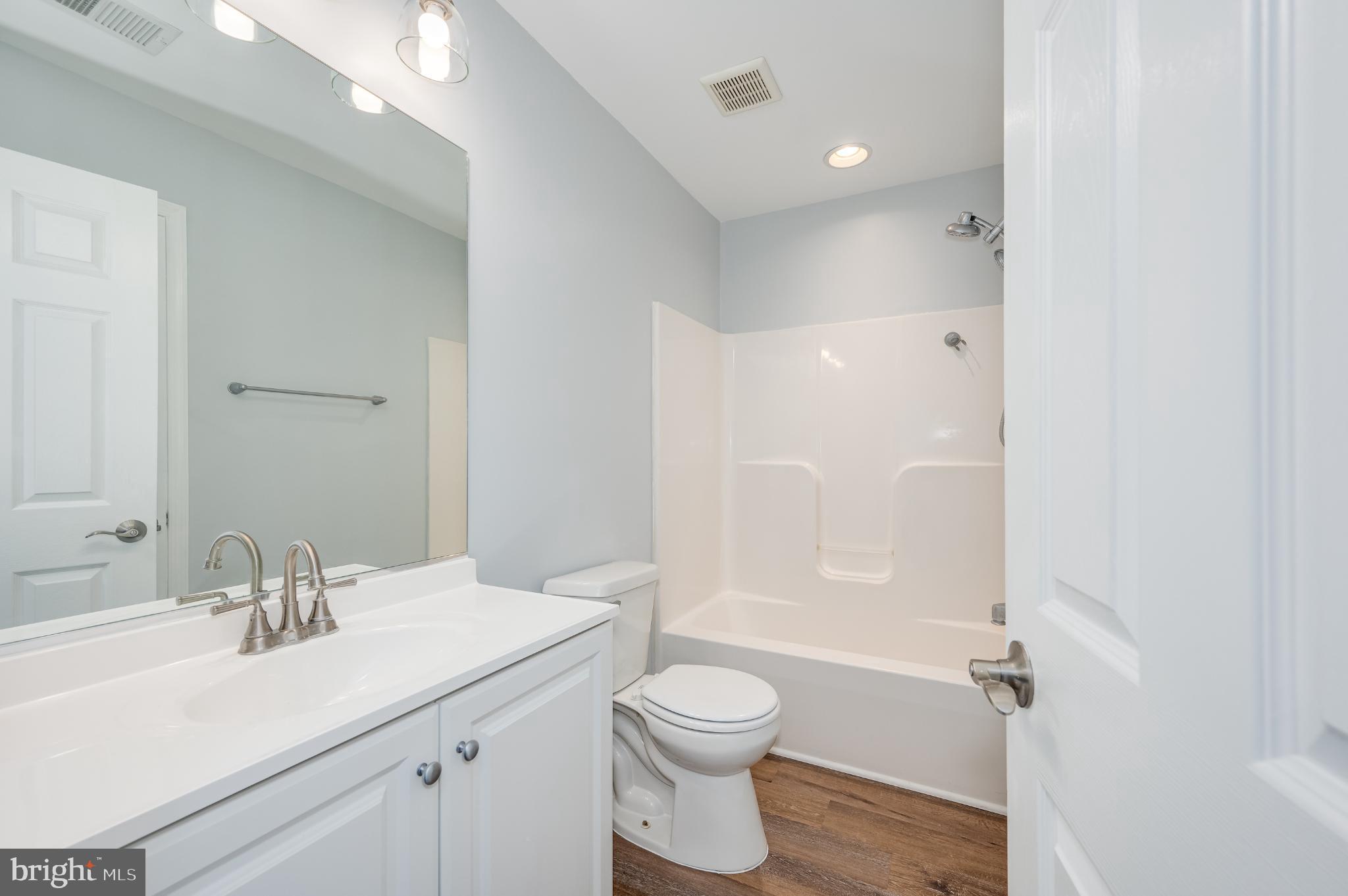 LAKELAND PLACE - Residential Lease