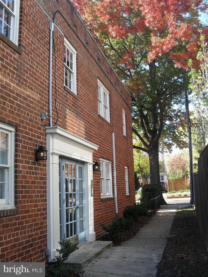 Wonderful Old Town apartment in small building just a few blocks from Braddock Metro and all the shops and restaurants on King Street.  Off street parking for 1 car.  Washer and dryer in unit plus central air, gas heat and gas cooking.   Vacant and ready for a new tenant!No pets please.