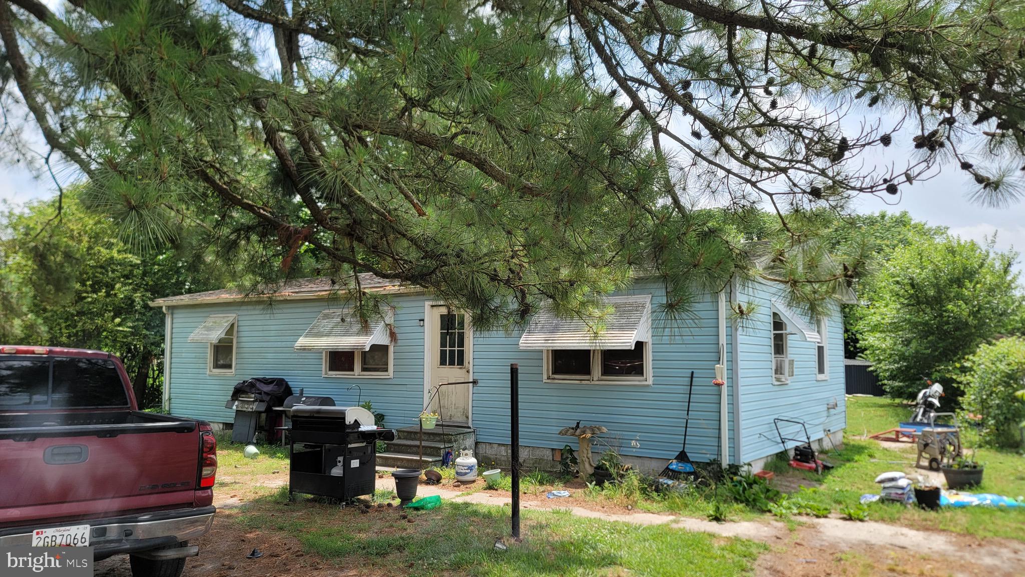3 bedroom 1 bath rancher located just outside of Hebron. This home is one of three being offered, if you are an investor looking for rental properties, these homes could be for you. Possible deal with the right terms.
The other 2 homes are 213 E Church St, Hebron and 25308 Nanticoke Rd Quantico. New roof just installed