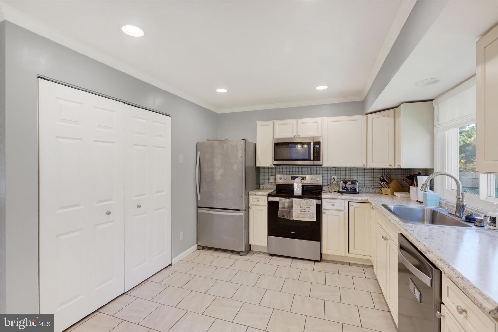 71 EDGELEA DRIVE