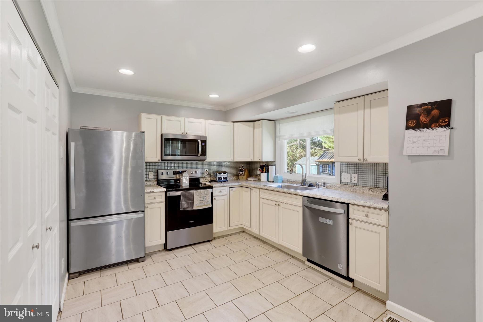 71 EDGELEA DRIVE