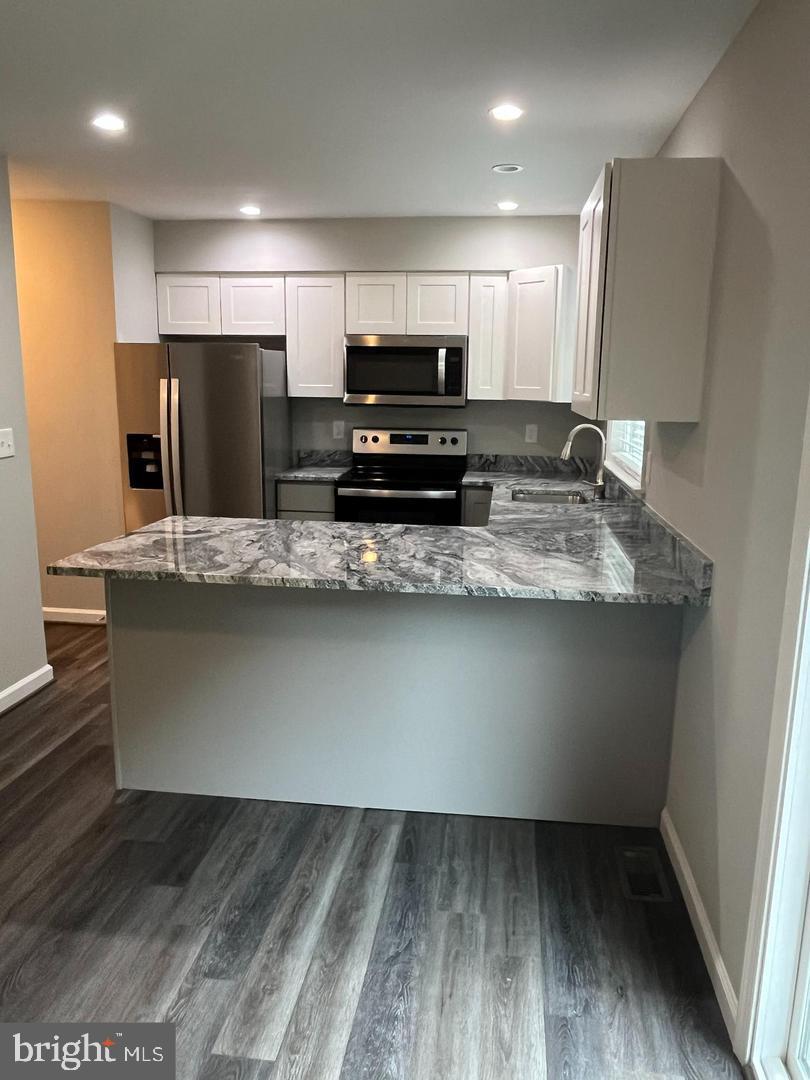 DUMONT OAKS - Residential Lease