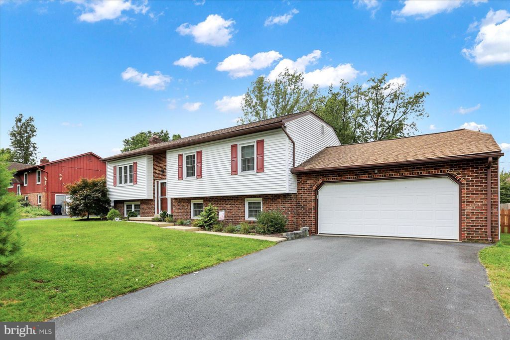 Photo of 90 MEADOW VIEW DR, LEOLA, PA 17540 (MLS # PALA2040752)