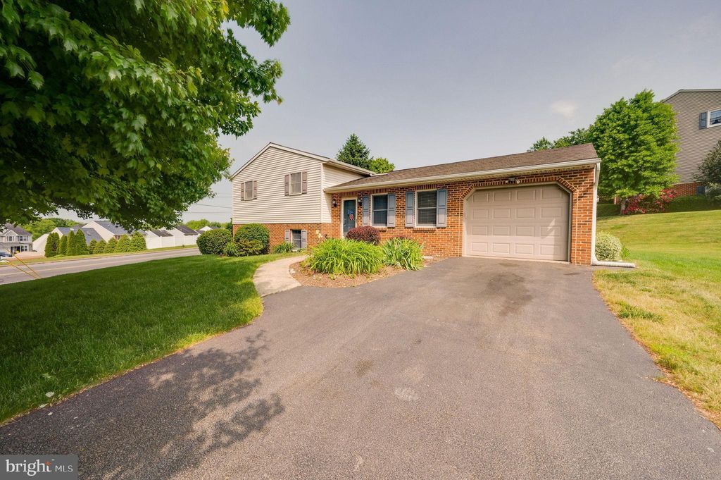 Photo of 400 SNYDER HILL RD, LITITZ, PA 17543 (MLS # PALA2034974)