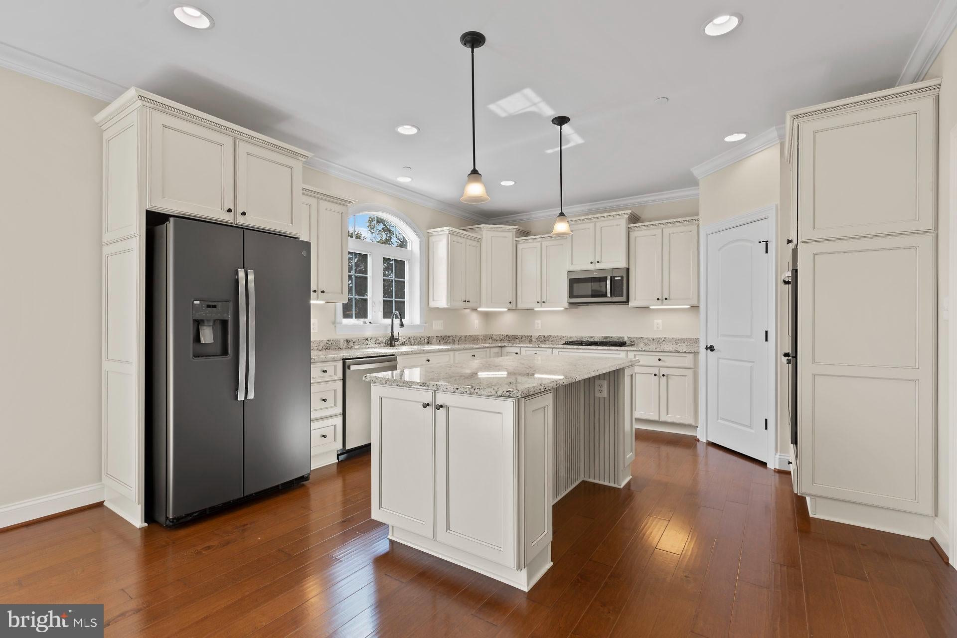 3255 LORING DRIVE