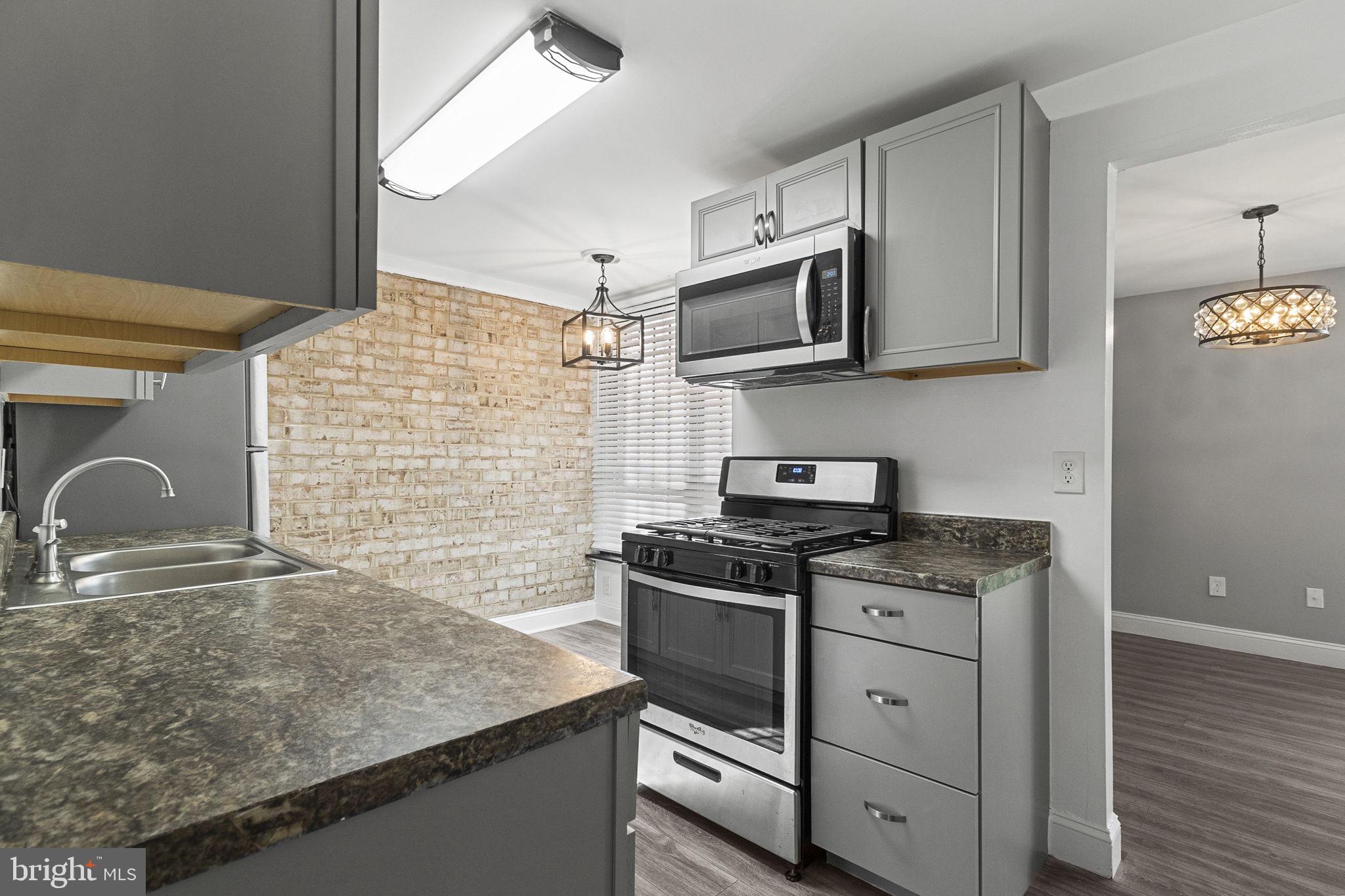 HUNTLEY SQUARE CONDOMINIUMS - Residential